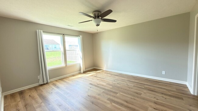 Building Photo - Spacious 3 Bed 2 Bath w/office