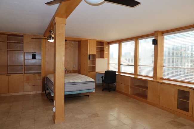 Building Photo - Downtown Studio / Home Office / All Bills ...