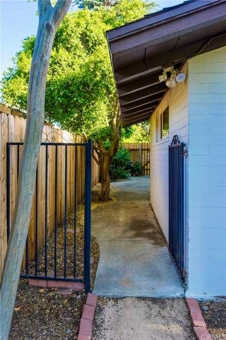 Private gated side yard w/ direct access from laundry to backyard & front yard - 332 E Deodar St