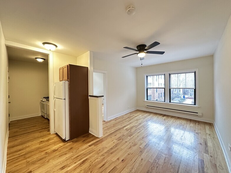 Building Photo - 633 W Cornelia Ave