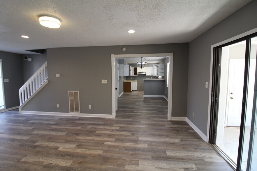 Building Photo - 530 Roys Ct