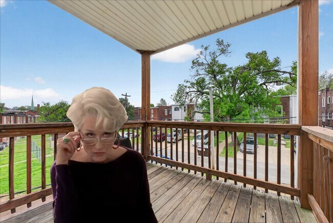 Building Photo - Meryl Wears Prada