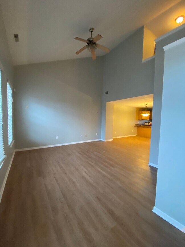 Building Photo - 1112 Fountain View Cir