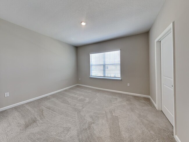 Building Photo - 637 Bayhawk St