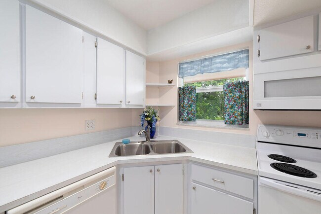 Building Photo - 18081 SE Country Club Dr