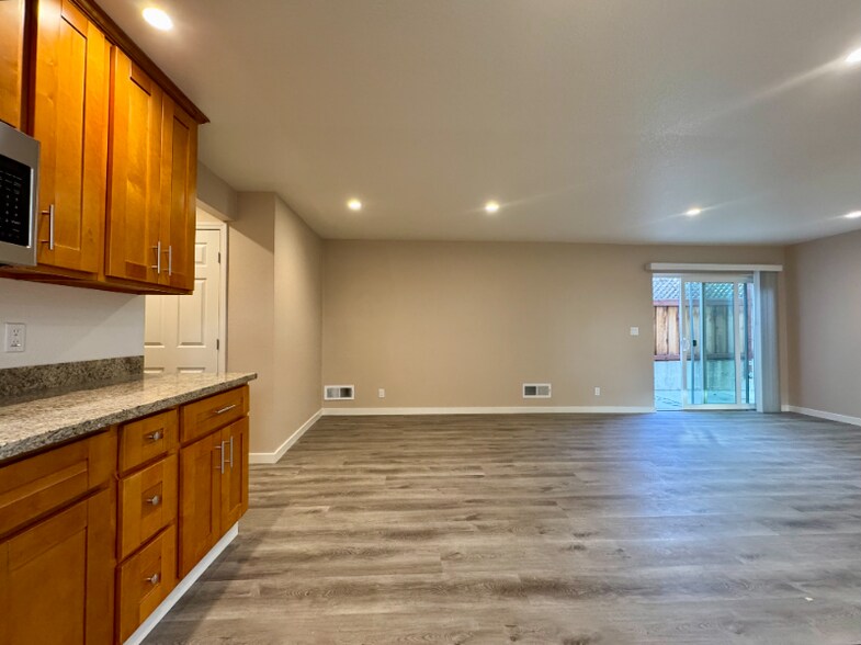 Building Photo - 148 Lancaster Way