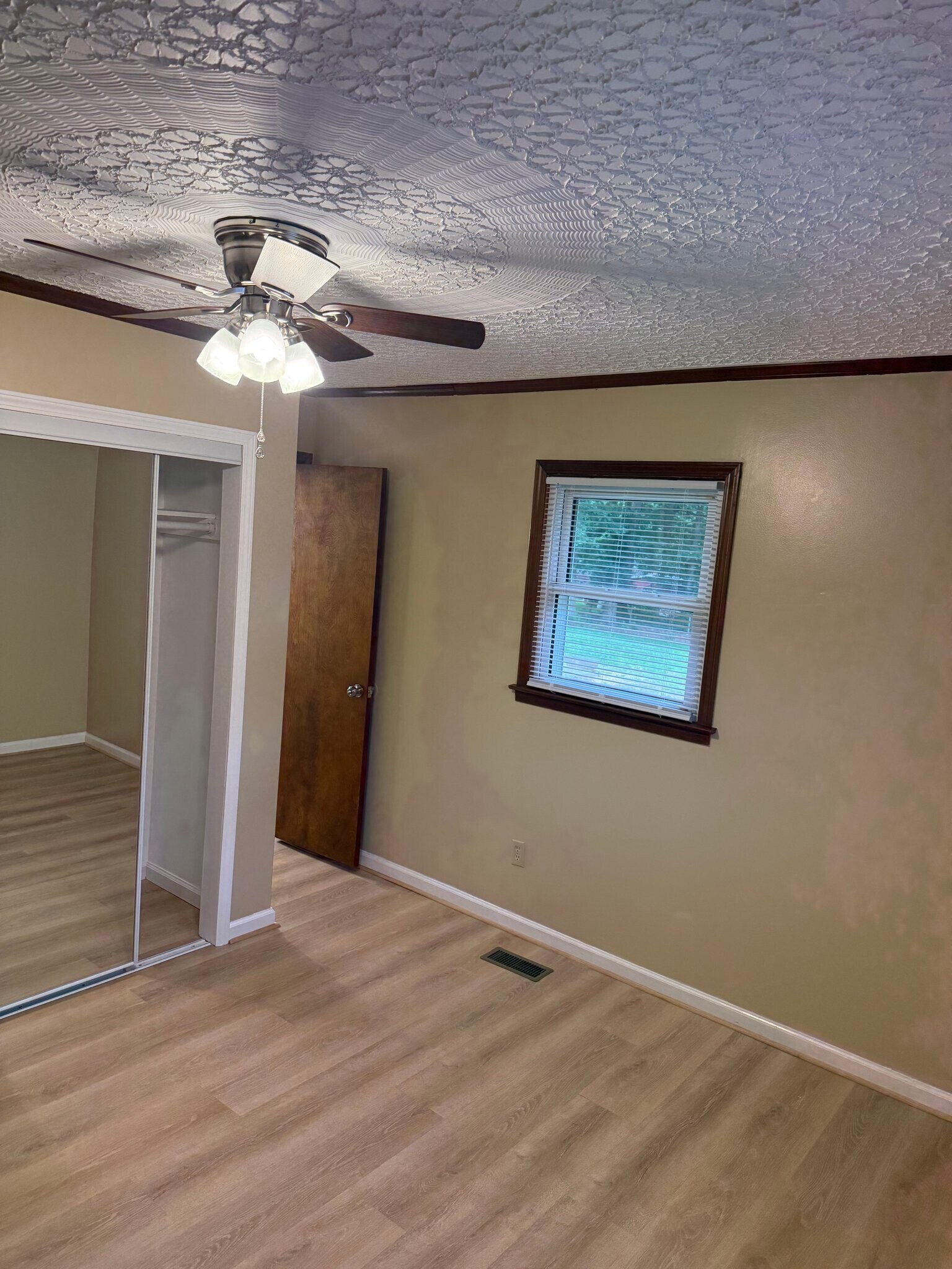 Building Photo - 1722 Maple Ln