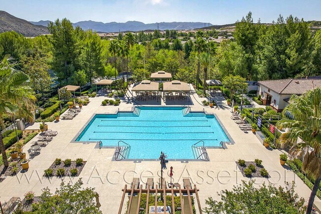 Building Photo - 55+ Age Community – Charming 2 Bed / 2 Bat...