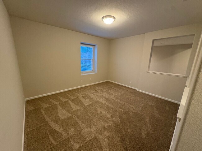 Building Photo - Gorgeous 5 Bedroom, 3.5 Bath Mountain House Home