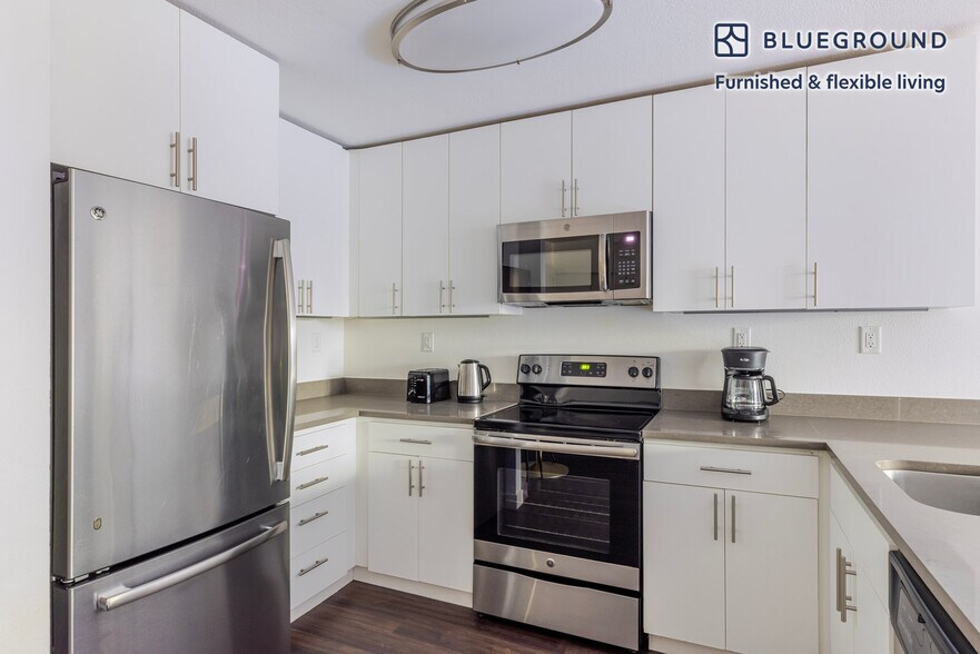 Building Photo - 655 S Fair Oaks Ave