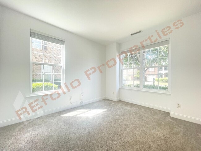 Building Photo - Beautiful 2 Story 3 Bedroom 2.5 Bath Townh...