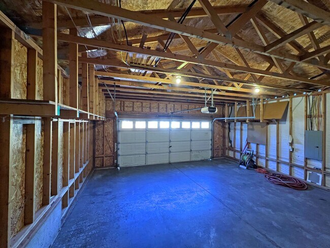 Building Photo - Exceptional 2200 sq ft Three Bedroom 2 Bath Rambler in Fed Way - with A/C