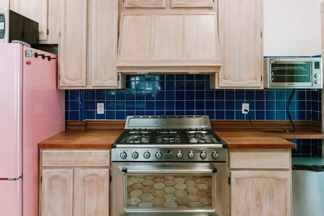 Building Photo - 442 27th St