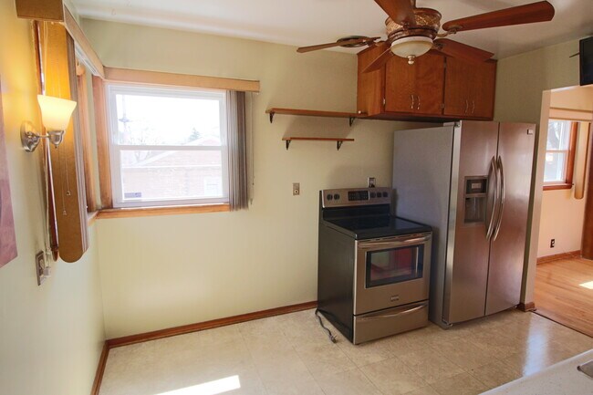 Building Photo - Updated Single Family Home Near Vogel Park...