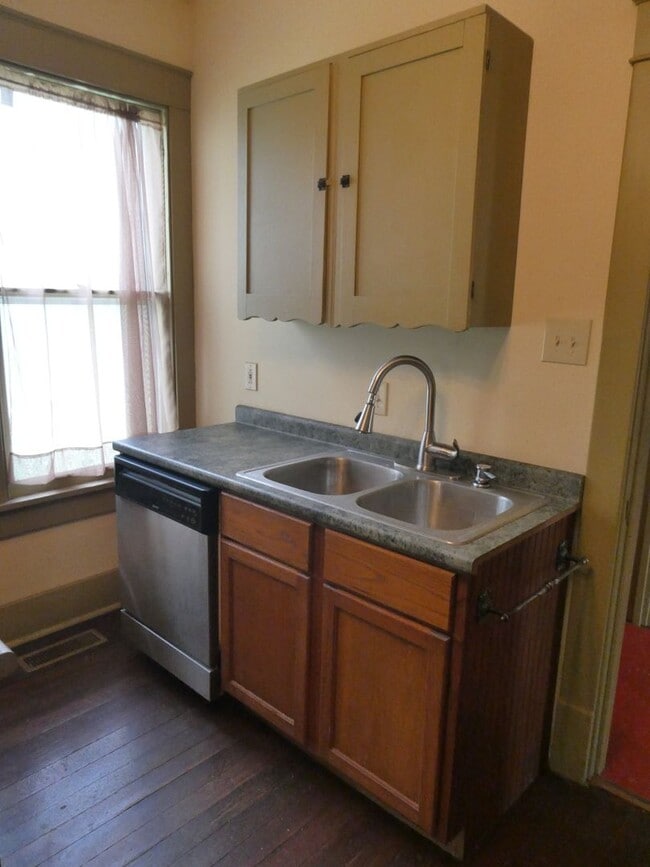 Building Photo - 3 Bedroom House Downtown & Walking Distance to Columbia College