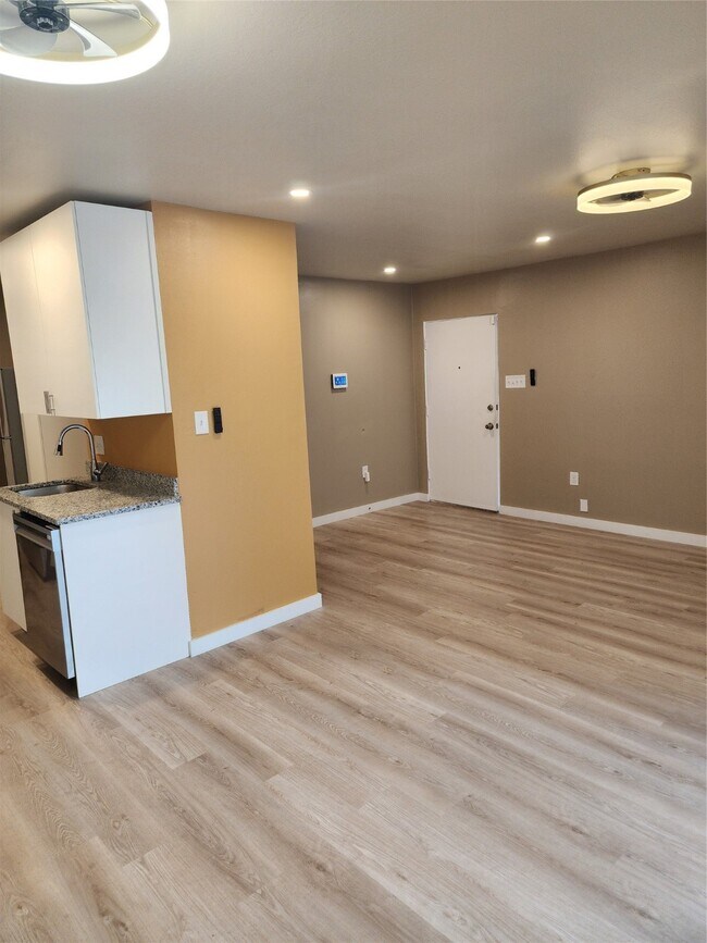 Building Photo - 513 S Post Oak Ln