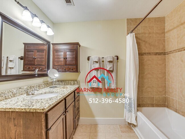 Building Photo - Available Now: 2 Bed/2 Bath in Historic Di...
