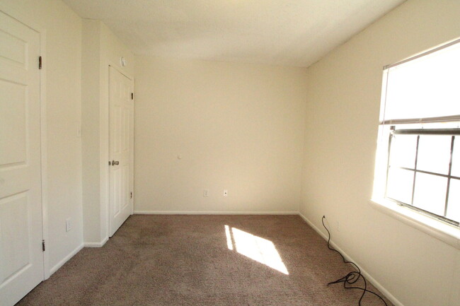 Building Photo - 2BR/1BA Apartment in Prime Pace Location –...