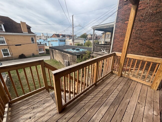 Building Photo - Sweet Single Story Swissvale Living!