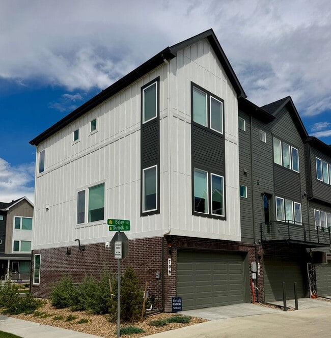 Building Photo - 706 Saddle Dr