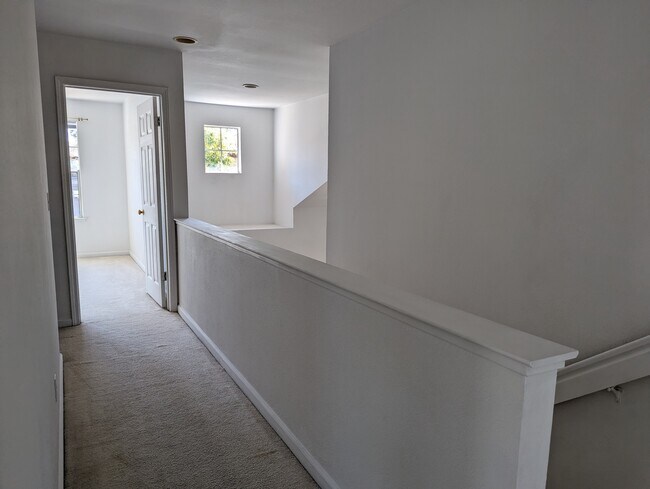 Building Photo - 5 Holtz Ct