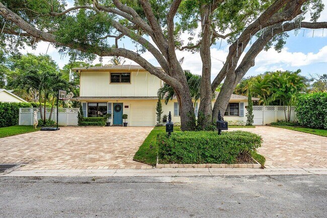Building Photo - 2101 N Palm Cir