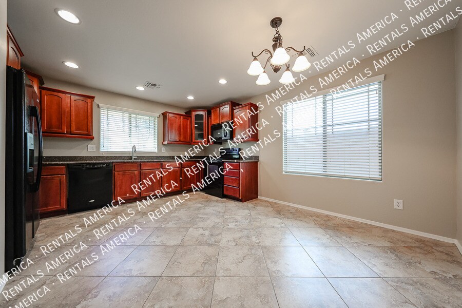 Building Photo - 2472 E Boston St