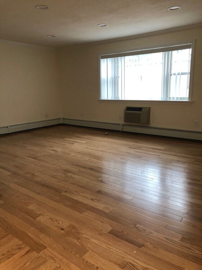 Building Photo - AWESOME 2 BED IN ALLSTON!!!! NO PETS!!!!
