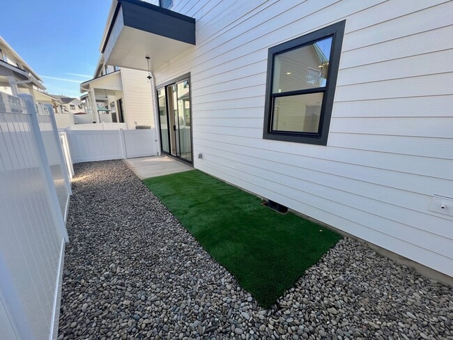 Building Photo - 331 Talons Dr
