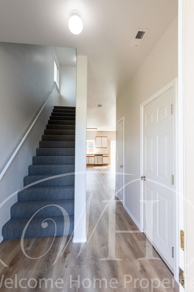 Building Photo - Enjoy the Open Floor Plan and Generous Storage in this College Place Duplex