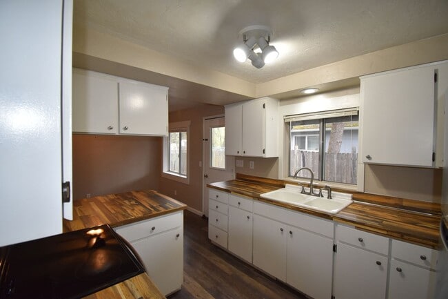 Building Photo - Modern home tucked away in the adorable little town of Brownsville.