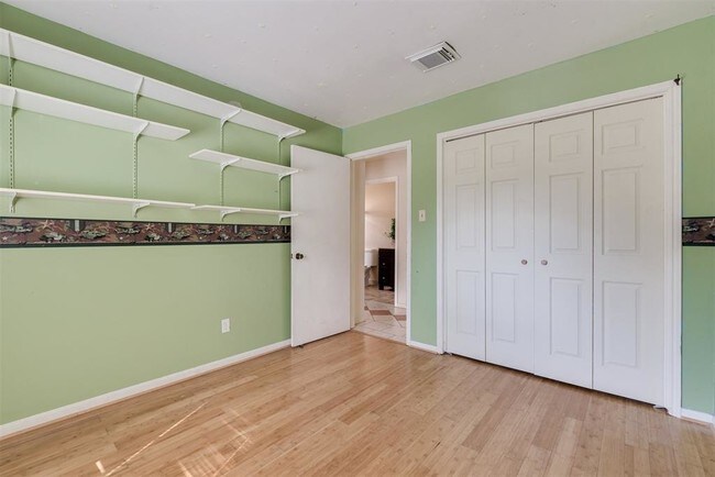Building Photo - 2207 Briarview Dr