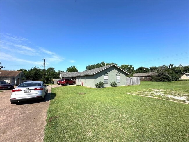 Building Photo - 2402 Parker Cir
