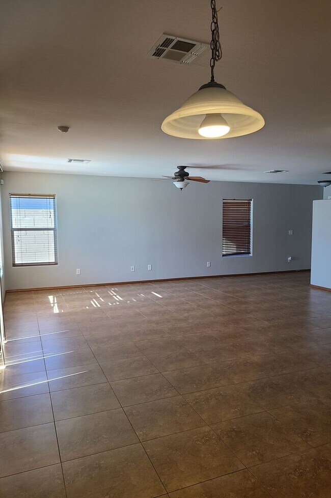 Building Photo - 5 Bedroom, 3 Bath Home in Secluded Neighbo...