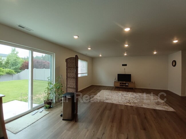 Building Photo - 109 W Goldenrod Ave
