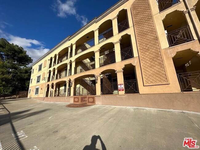 Building Photo - 2435 Florencita Dr W