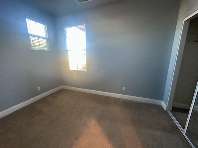 Building Photo - Beautiful Newer Home, Very Clean- Move In ...
