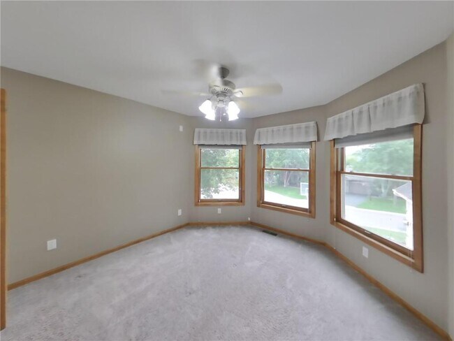 Building Photo - 8915 Umbria Pl N