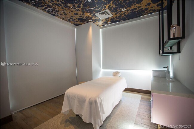 Building Photo - 121 NE 34th St