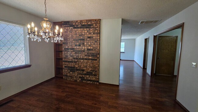 Building Photo - Wonderful 2 Bedroom Duplex In Bethany Ok.  $1250 Per Month!