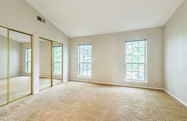 Building Photo - 533 Woodhaven Dr