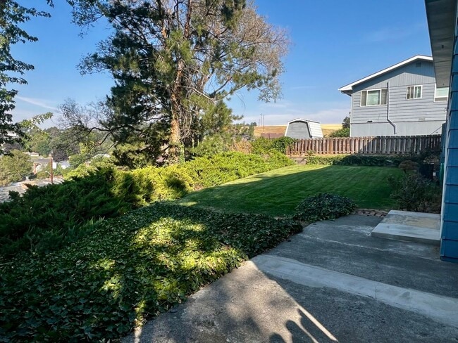 Building Photo - Beautiful North Hill Home Near Vincent Park!