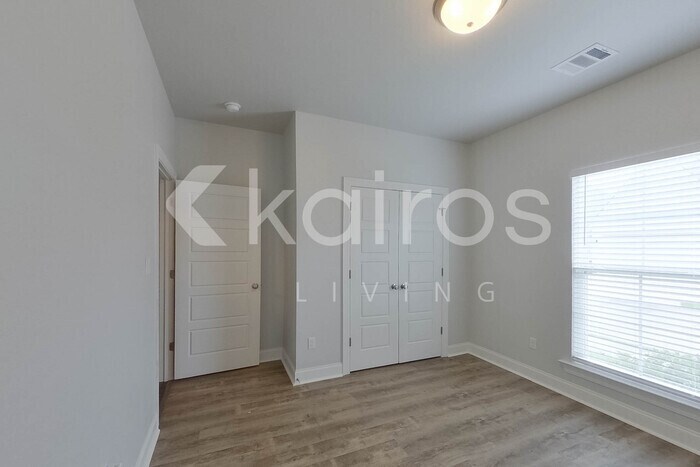Building Photo - 6536 Roux Dr
