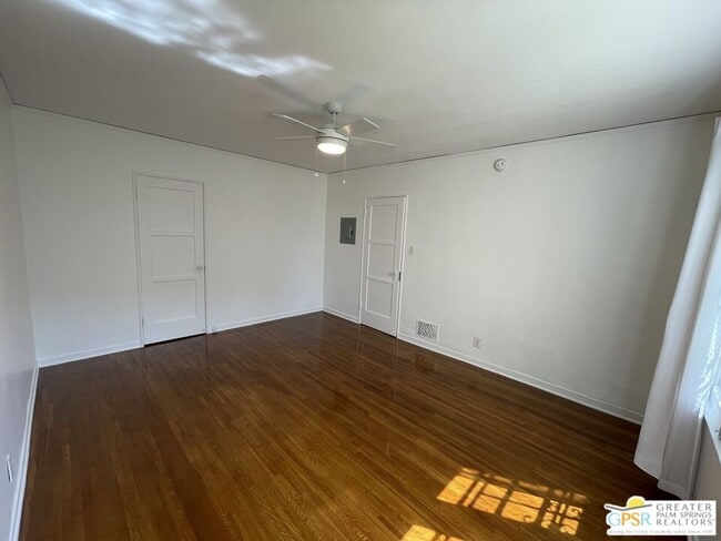 Building Photo - 927 Alandele Ave