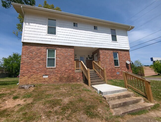 Building Photo - 2015 Duncan Ave