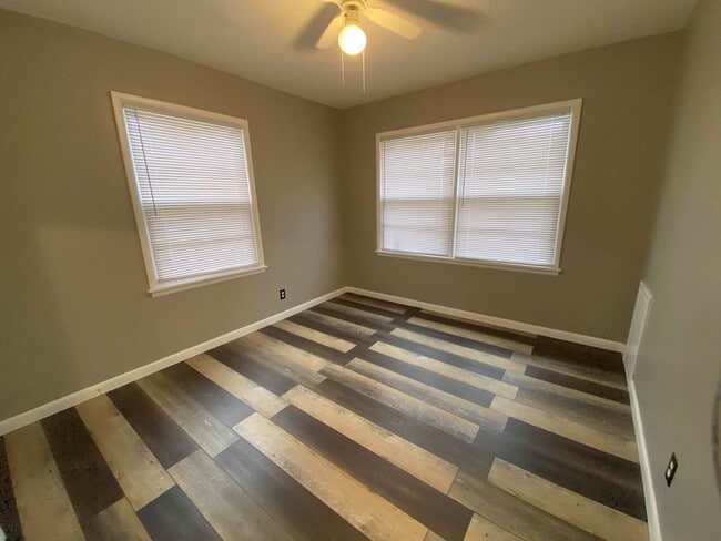 Building Photo - 3 Bedroom On West Side!