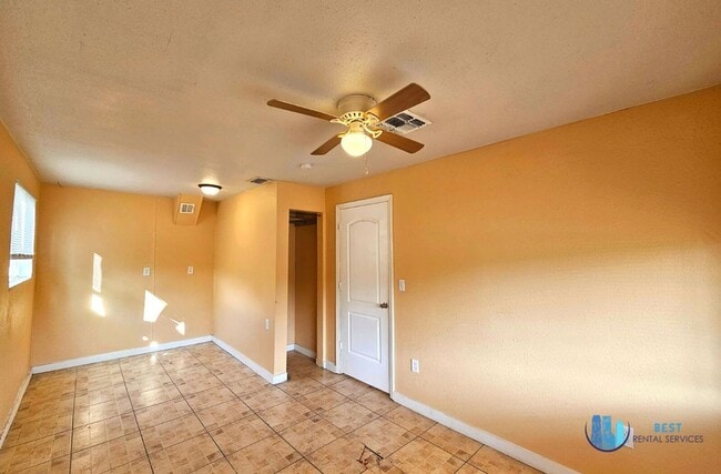 Building Photo - Rare flexible commercial space available for monthly lease on busy Combee Road