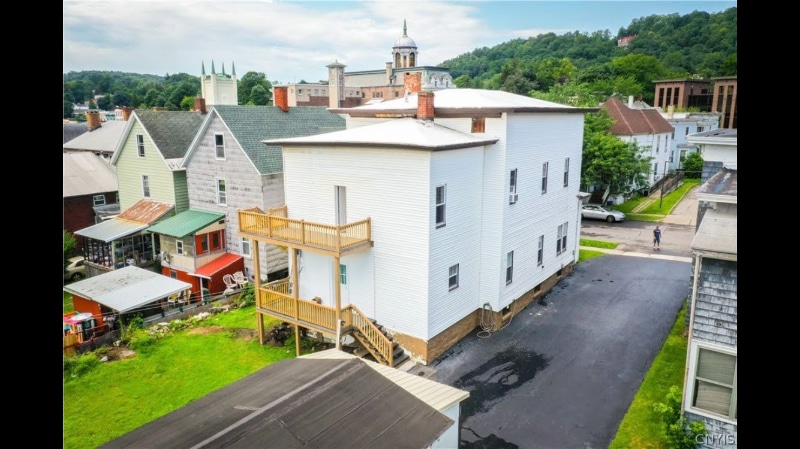 Building Photo - 621 Albany St