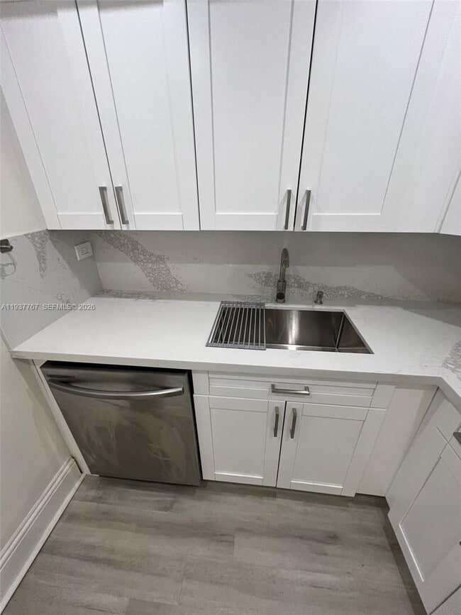 Building Photo - 1720 NW N River Dr