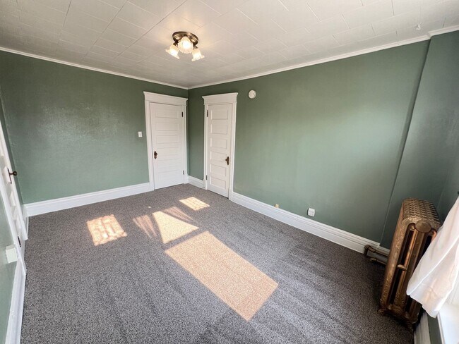 Building Photo - AVAILABLE JUNE - Upper 2 Bed 1 Bath Apt w/ Private Laundry